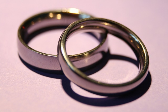wedding-rings-1379793_640